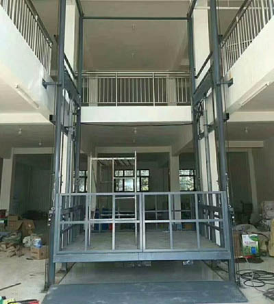 室內(nèi)雙缸雙臂導軌式升降貨梯