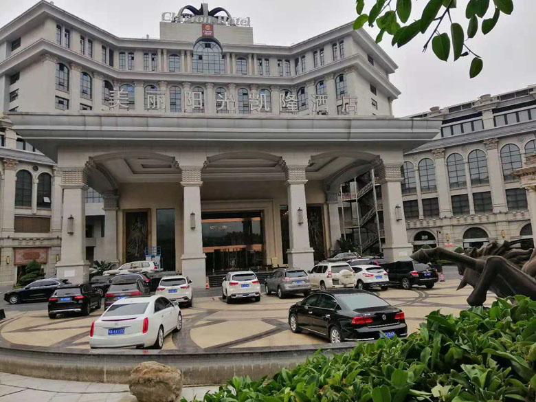西昌美麗陽光凱隆酒店16m四柱鋁合金升降機交付使用